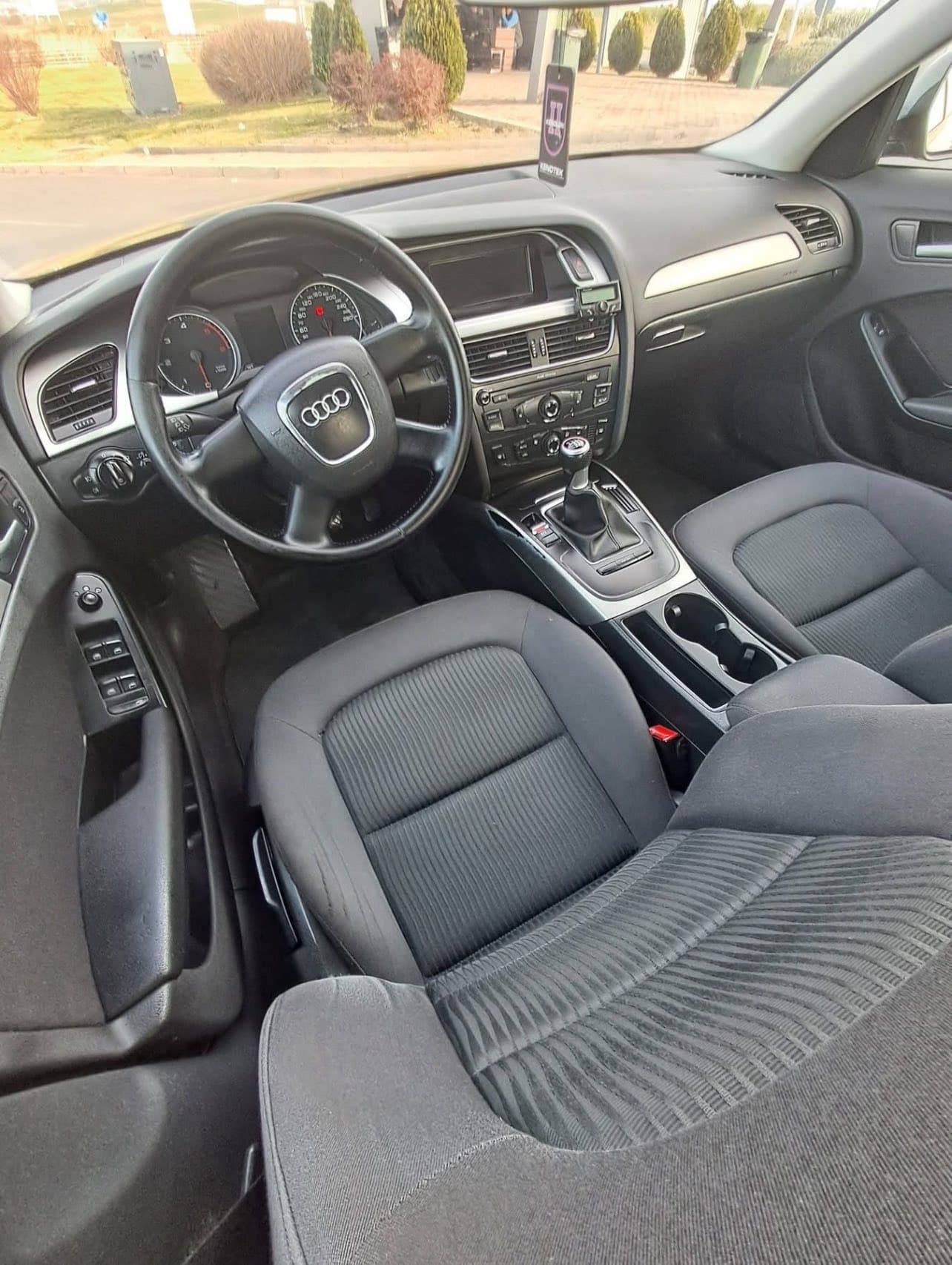 Car image 4