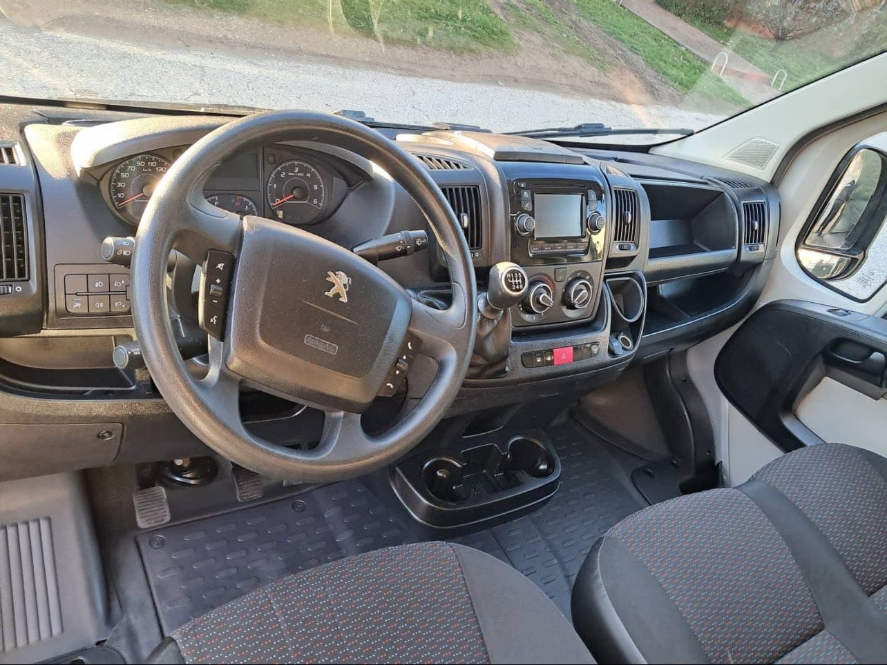 Car image 4